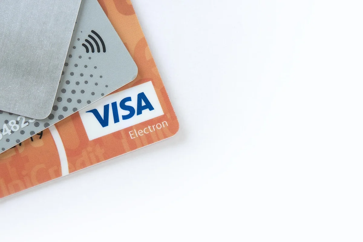 Comparatif : e carte nomade vs carte classique